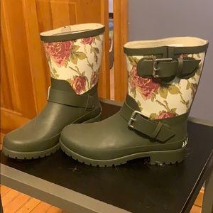 Army green/floral rain boot